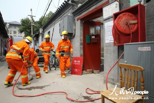 北京東城消防組織義務消防隊開展平房胡同區滅火疏散演練