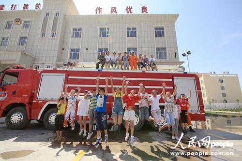新疆阿克陶县小学生进红门 感受不一样的消防