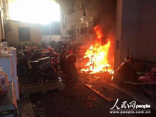 浙江海宁:快递宿舍起火竟引燃电瓶车 消防紧急