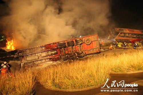 高速路上货车客车相撞侧翻下坎 贵州安顺消防