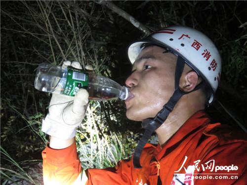 广西桂林:天气炎热致晕倒 全州消防连夜营救荒