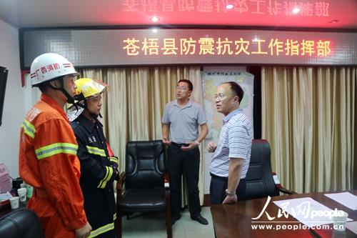 广西梧州消防连夜排查地震灾区房屋62户