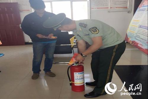 新疆新源:消防宣传走进加气站 手把手教授员工