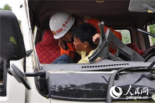 贵州安顺普定消防成功救出车祸被困人员