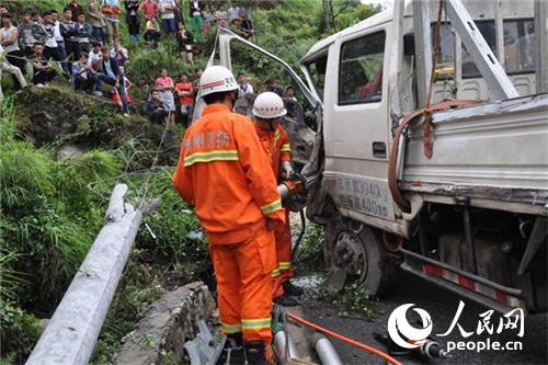 贵州安顺普定消防成功救出车祸被困人员
