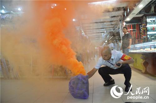 北京:消防员体检小商品批发市场查隐患开药