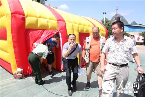 广西北海消防组织官兵及社会单位观看消防电影《光荣使命》--法治--人民网