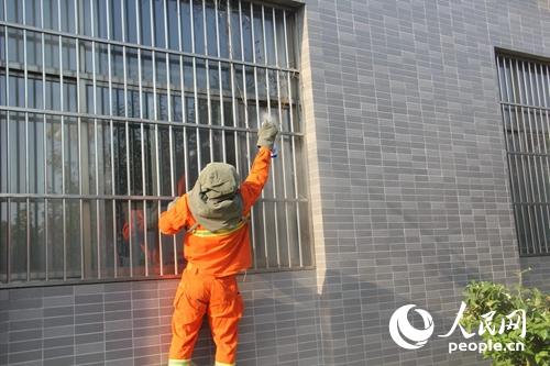 山东滕州消防迅速清理一学校八处马蜂窝保证学生安全