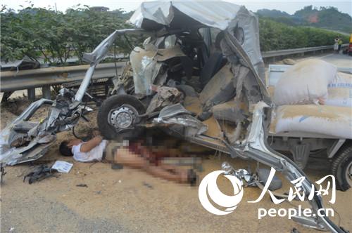 广西梧州:小货车撞上高速隔离栏车头四分五裂