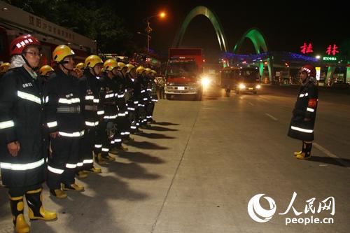广西桂林消防组织开展夜间跨区域拉动 提高部