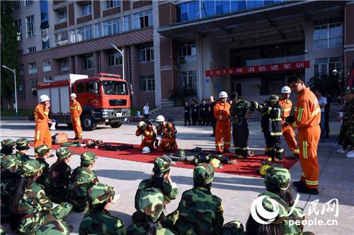 福建三明:消防进军训走进三明职业技术学院