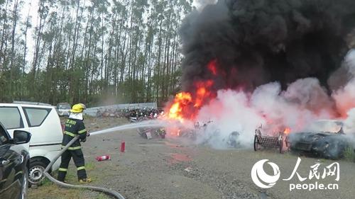 福建莆田停車場著火 幾十輛摩托車燒得隻剩骨架