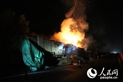 廣西桂柳高速一拉木板的半挂車起火 30噸木板被燒毀大半