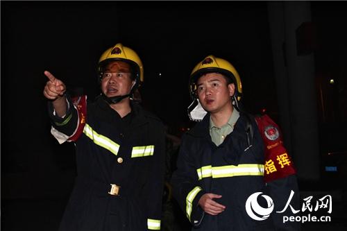 四川自貢一摩托車商鋪起火 64名消防官兵參與處置