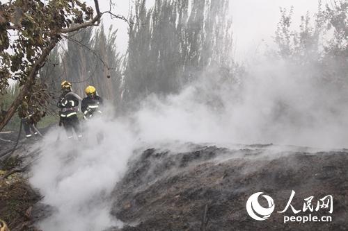 圖為消防官兵正在堵截火勢發展蔓延。