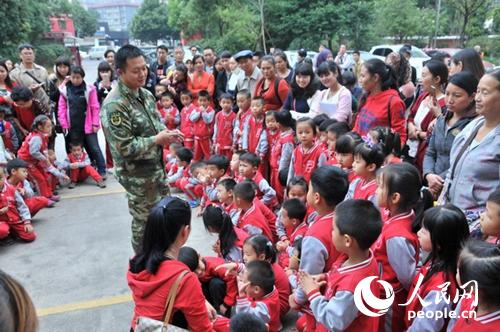 雲南昆明200余名幼兒園師生及家長共享消防大餐