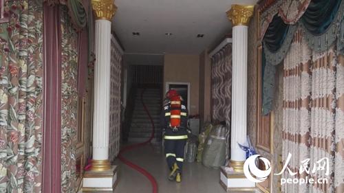 安徽碭山：商鋪密閉起火難救 消防官兵冒險處置