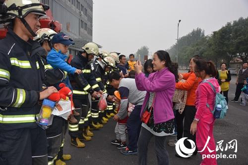 北京：百名親子家庭學消防練技能