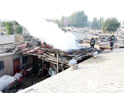 圖為新疆拜城縣一居民小院突發大火