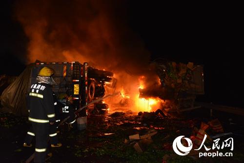 連霍高速兩貨車追尾起火 安徽蕭縣消防緊急救援