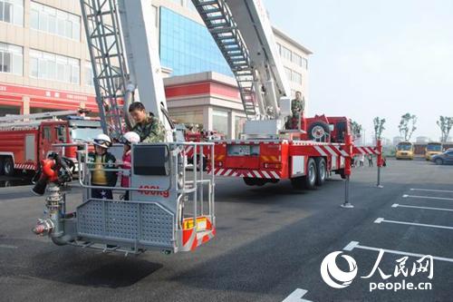 江西九江:博士摇篮幼儿园二部师生走进消防站