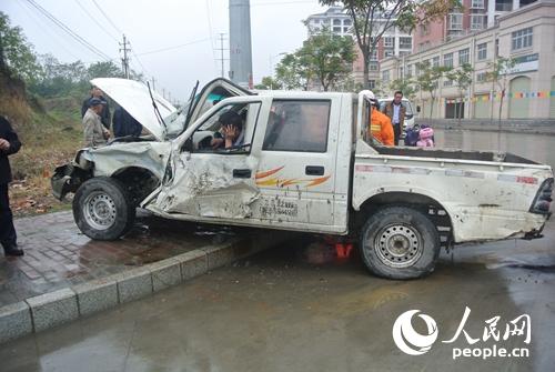 皮卡车与大货车相撞一人被困 九江湖口消防官
