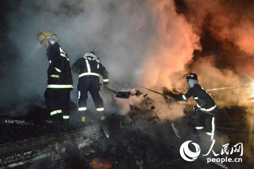 湖北黃石高速路上貨車自燃 10多噸家具燒成碳灰