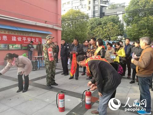 安徽埇橋消防志願者街道講法 提升居民控災防火能力