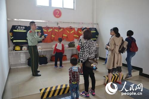广西梧州支队消防站开放日 幼儿园师生零距离