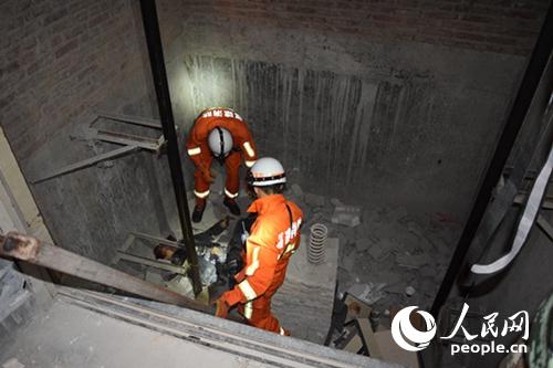 工人墜入電梯井底部 福建德化消防成功解救