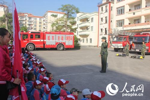 廣西東興：幼兒園師生走進“紅門”體驗消防
