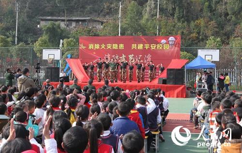 重慶黔江舉行消防文藝匯演進校園活動