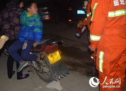 福建三明泰寧一男孩左腳不慎卷入摩托車后輪 消防緊急救援