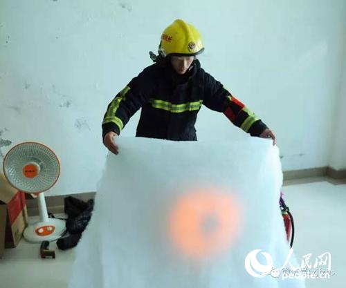 浙江長興大隊開展取暖器“引火”實驗 敲響冬季防火警鐘