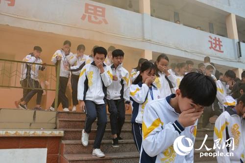 广西防城港市第五中学1900余名师生齐上消防安全课