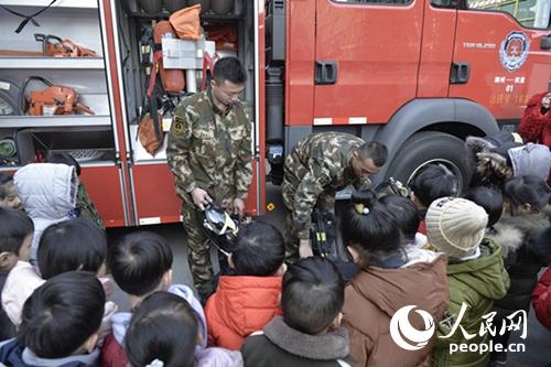 浙江湖州織裡東盛幼兒園200余名師生走進紅門體驗消防
