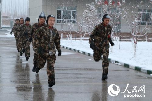 新疆霍城消防扎實開展冬季體能訓練