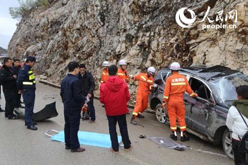 雲南文山：消防官兵快速營救車禍被困者