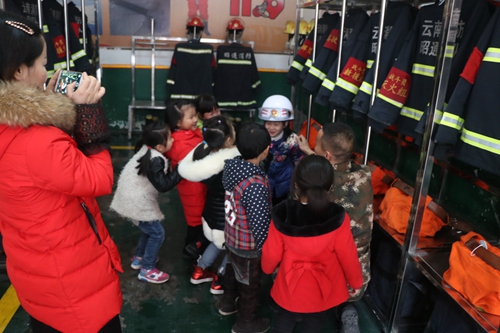 雲南鹽津：百余名幼兒園師生進紅門共享“消防大餐”