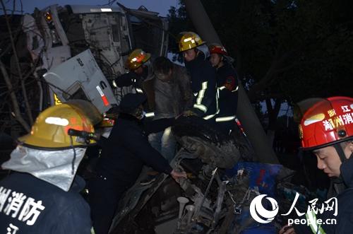 兩車相撞3人被困 浙江湖州織裡消防緊急破拆施救