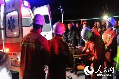 云南文山:西畴消防急救百米车祸翻崖被困者