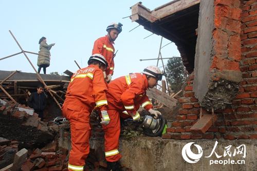 房屋倒塌導致1人被困 九江共青消防官兵成功處置