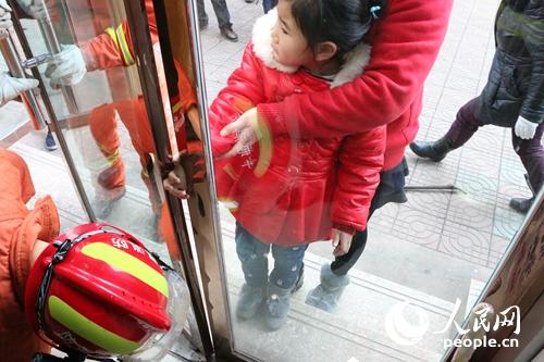 湖北：小孩手卡玻璃門 丹江口消防火速救援