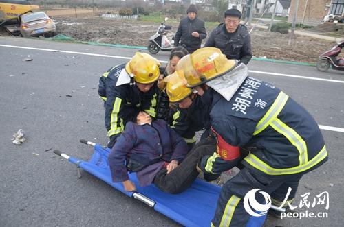 浙江：兩車相撞一人被困 湖州織裡消防緊急破拆營救