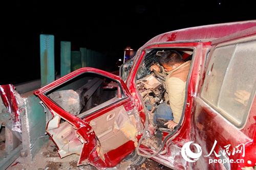 雲南：面包車撞上護欄1人被困 宜良消防凌晨緊急救援