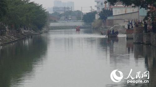 福建漳州：年邁阿婆失足落水 龍海警民聯手救援