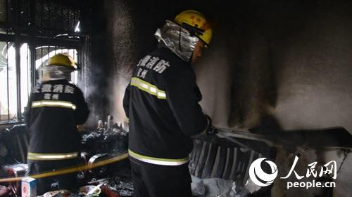 安徽灵璧:房屋起火人被困 邻居翻墙搭梯救人