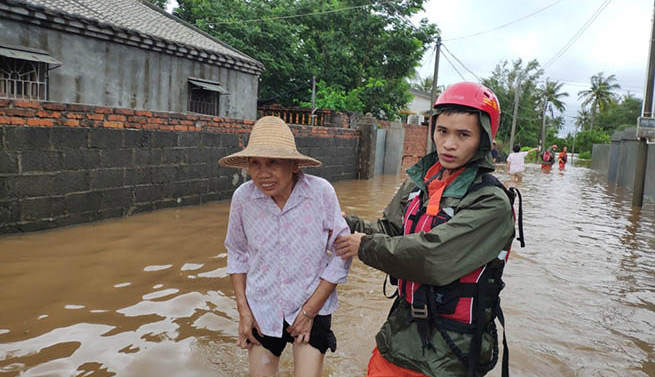 海南消防麓戰台風“貝碧嘉” 營救被困人員182名